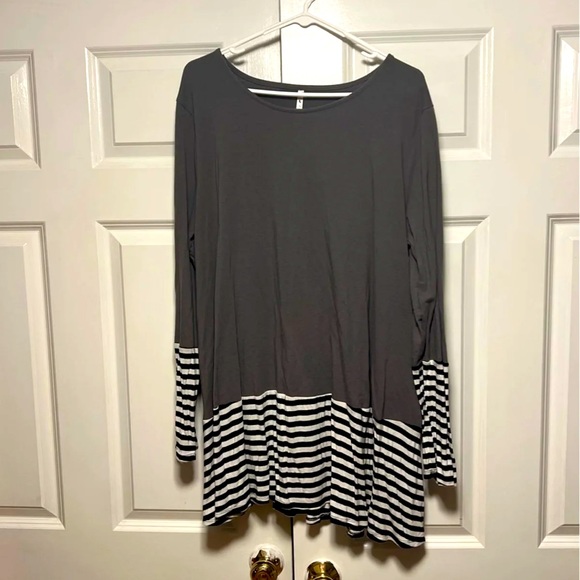 Tops - Grey, black, and white striped tunic size 3xL